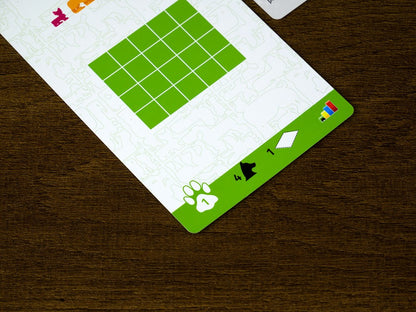 Tarjeta de nivel 1 del juego de puzles Pila Perruna sobre superficie de madera