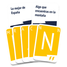 Cartas del juego Quick Stop con letras grandes y temas originales sobre fondo blanco