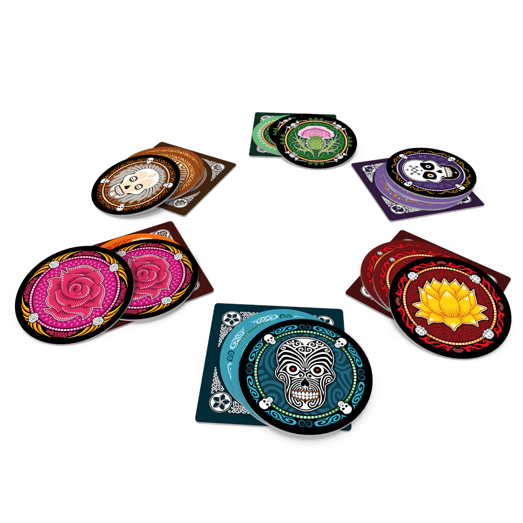 Componentes del juego de mesa Skull: discos y cartas con diseños florales