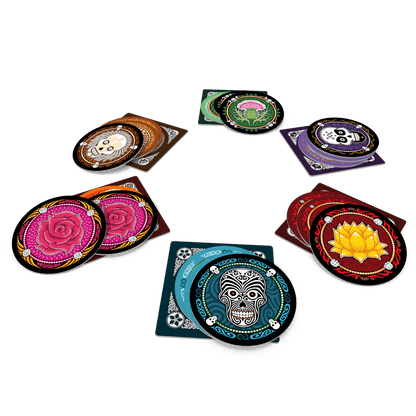 Componentes del juego de mesa Skull: discos y cartas con diseños florales