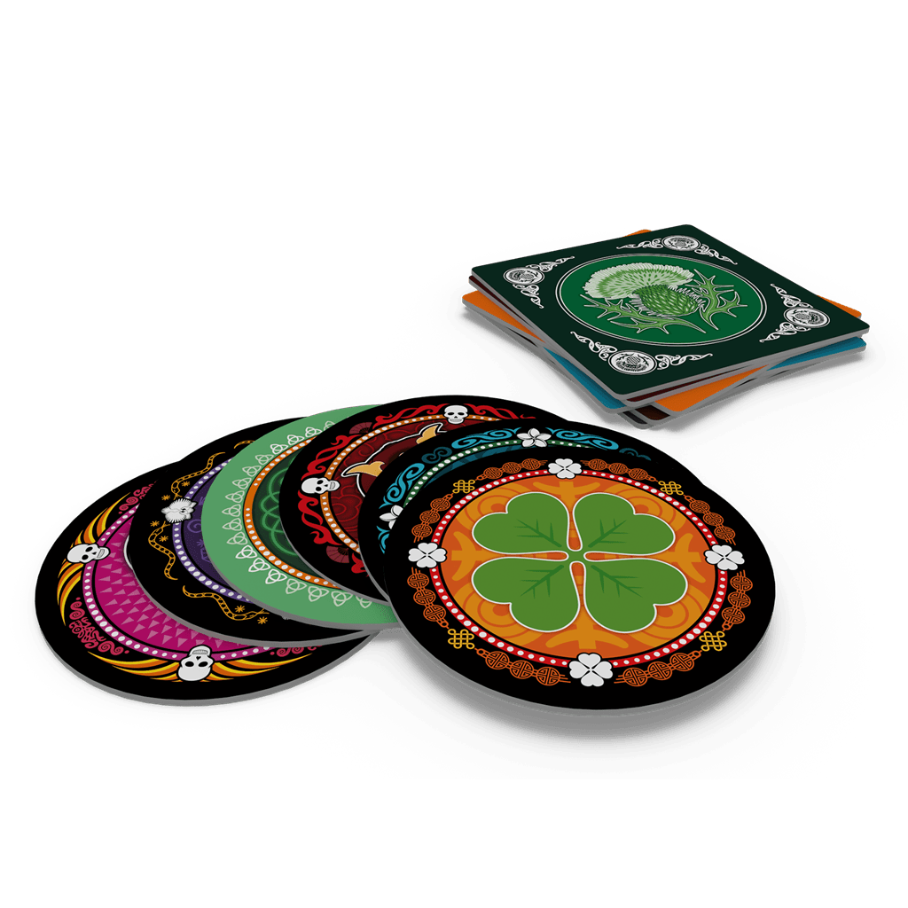 Juego de mesa Skull con discos de trébol y cartas decorativas sobre fondo blanco