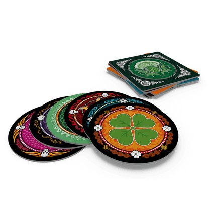 Juego de mesa Skull con discos de trébol y cartas decorativas sobre fondo blanco
