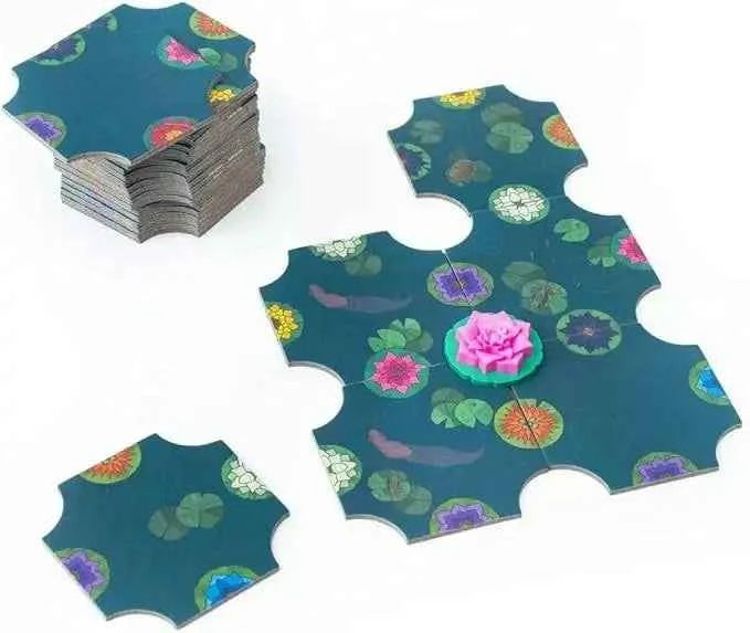 Juego de mesa A Gentle Rain Edición Floreciente mostrando losetas y flor de lirio rosa 3D