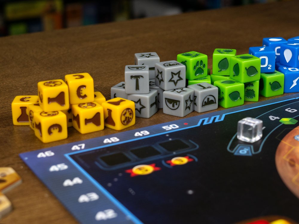 Dados de Terraforming Mars con símbolos de recursos y tablero azul