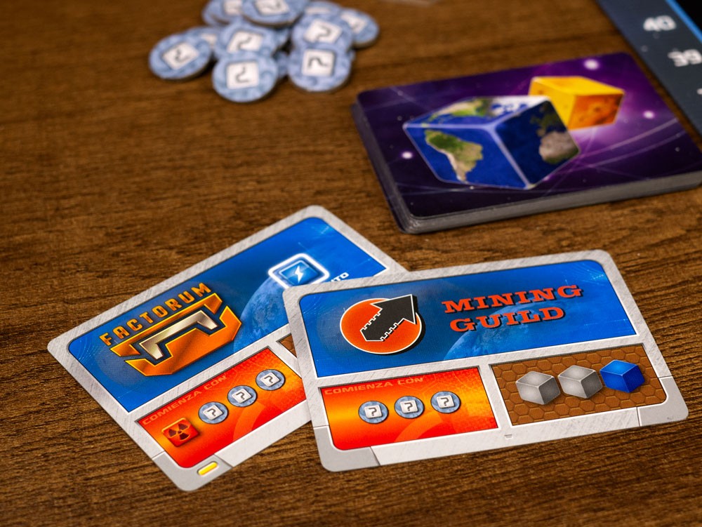 Cartas Mining Guild y Factorum con fichas de recursos del juego